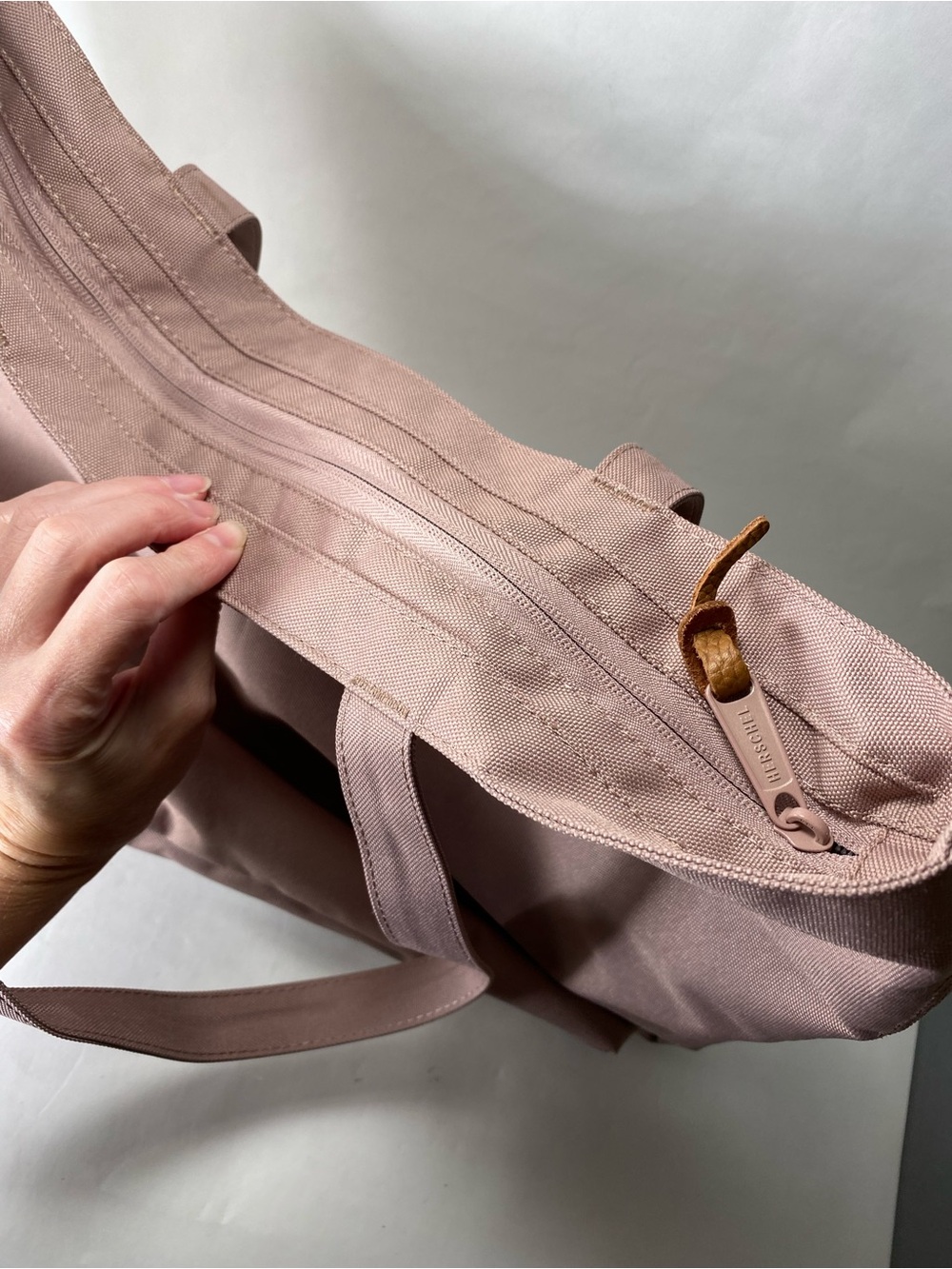 Herschel Supply Co. Mauve Pink Neutral Zipper Tote Bag NWT - Picture 8 of 15